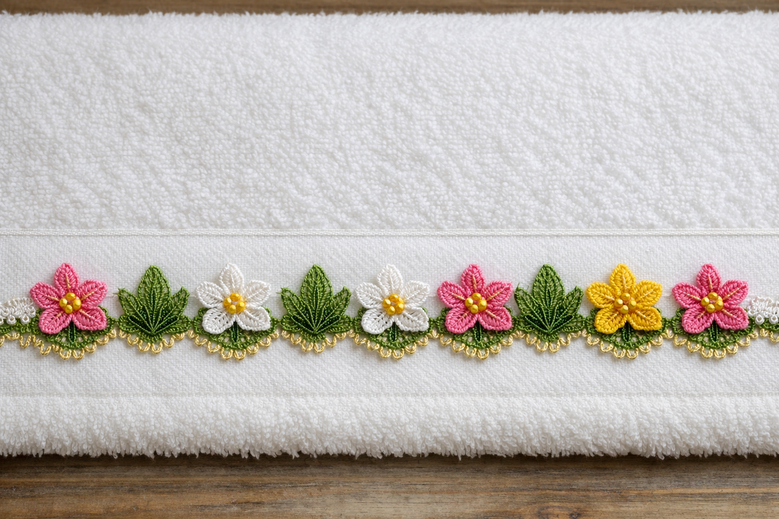 Bir havlu kenarına dizilmiş iğne oyası motifleri