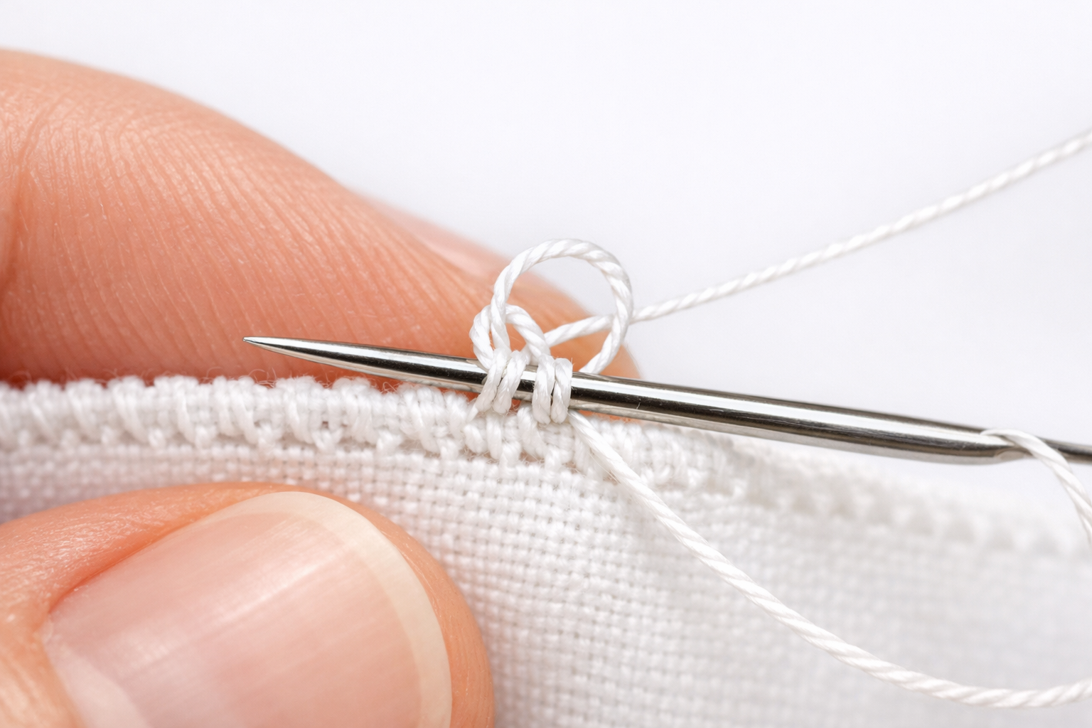 Temel ilmek düğümünün kumaş üzerindeki görünümü